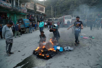 यातायात मजदुरसँगको झडपमा परी २० जना प्रहरी घाइते